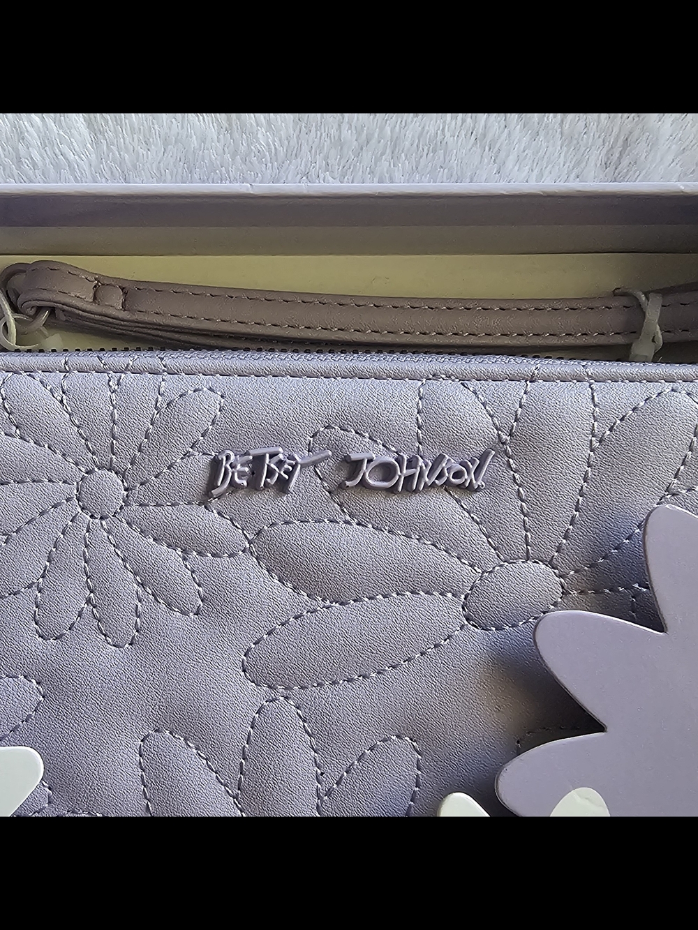 Betsey Johnson quilted daisy flower wallet - Picture 4 of 4